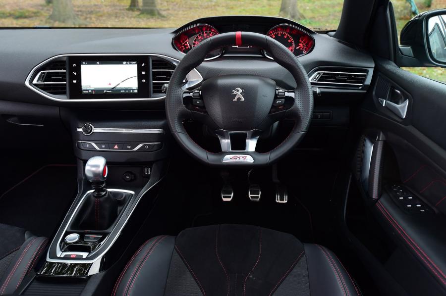 Торпедо Peugeot 308 GTi 2017 года  (UK) (фото 7 из 13)